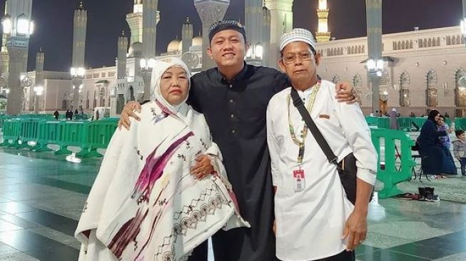 Potret Denny Caknan Umrah (Instagram/denny_caknan)