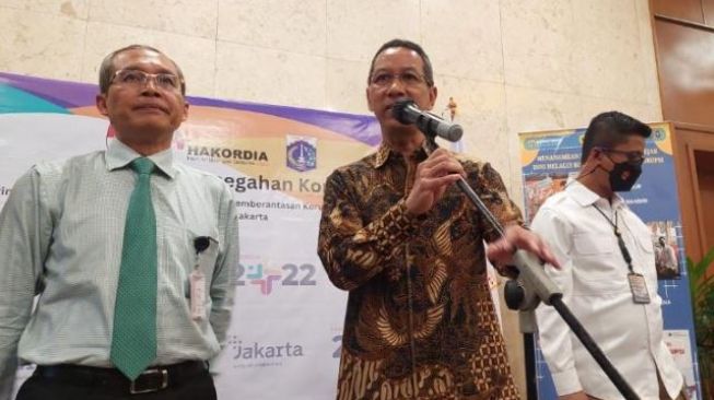 Pj Gubernur DKI Jakarta Heru Budi saat bersama Wakil Ketua KPK Alexander Marwata. Rombongan KPK menyambangi Balai Kota DKI Jakarta pada Kamis (15/12/2022). [Suara.com/Fakhri Fuadi]