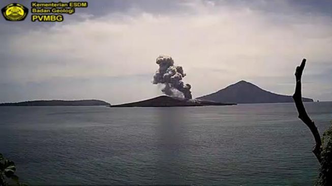 Gunung Anak Krakatau Meletus Dua Kali, Kini Statusnya Siaga