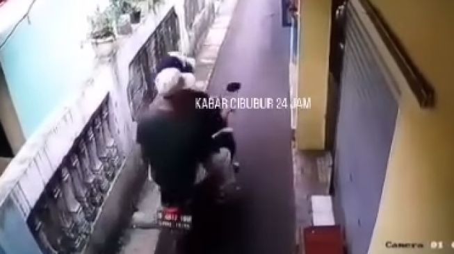 Terekam CCTV Jambret Chiki di Warung, Aksi 2 ABG Bikin Tepok Jidat: Maling Miskin