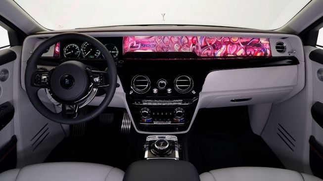 Rolls-Royce Phantom Extended  Series II dengan Inspirasi/Elemen: Humanity, eksterior: Andalusian White, coachline: Peony Pink, serta interior: Selby Grey, Black & Peony Pink [RRAP].