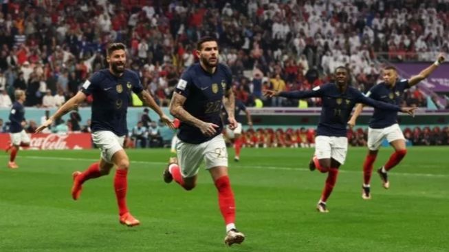 Bek timnas Prancis #22 Theo Hernandez (kanan) melakukan selebrasi dengan penyerang #10 Kylian Mbappe dan rekan-rekannya setelah mencetak gol pertama timnya selama pertandingan semifinal Piala Dunia 2022 Qatar antara Prancis vs Maroko di Stadion Al-Bayt di Al Khor, sebelah utara dari Doha pada Kamis (15/12/2022) dini hari WIB. KARIM JAAFAR/AFP.GABRIEL BOUYS / AFP