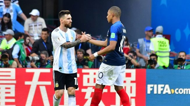 Penyerang timnas Argentina Lionel Messi memberi selamat kepada penyerang Prancis Kylian Mbappe (kanan) pada akhir pertandingan babak 16 besar Piala Dunia 2018 Rusia antara Prancis vs Argentina di Kazan Arena di Kazan pada 30 Juni 2018.Luis Acosta / AFP.