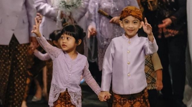 Beda Biaya Pendidikan Jan Ethes dan Sedah Mirah: Sesama Bergengsi, Siapa Lebih Mahal?