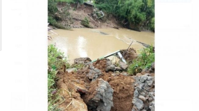 Duh! Jembatan Penghubung Antardesa di Trenggalek Terputus, Akses Transportasi Warga Terganggu