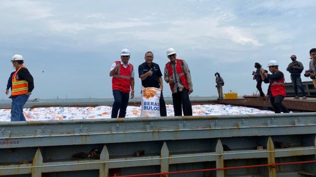 Mendag Zulkifli Hasan Pastikan 200 Ribu Ton Beras Bulog Tiba di Tanjung Priok