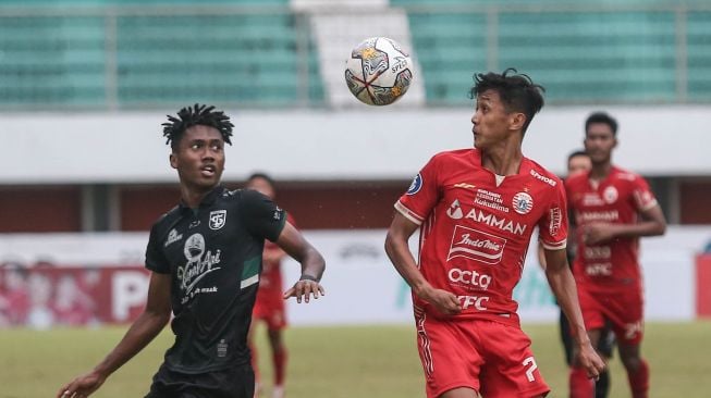 Pesepak bola Persija Jakarta Alfriyanto Nico (kanan) melakukan selebrasi bersama rekannya usai mencetak gol ke gawang Persebaya Surabaya pada pertandingan Liga 1 di Stadion Maguwoharjo, Sleman, DI Yogyakarta, Jumat (16/12/2022).  ANTARA FOTO/Hendra Nurdiyansyah
