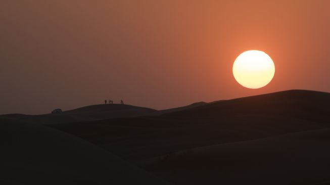 Wisatawan menyaksikan matahari tenggelam saat berwisata gurun pasir di Dubai, Uni Emirat Arab, Kamis (15/12/2022). .ANTARA FOTO/Wahyu Putro