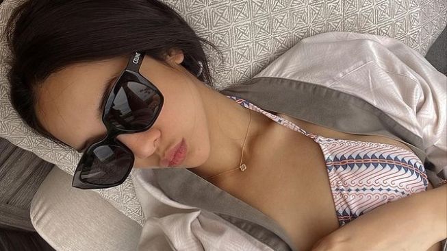 Potret Anya Geraldine Pakai G-String di Pantai Malah Diledek Netizen: Kalau Kentut Baunya Langsung ke Mana-Mana