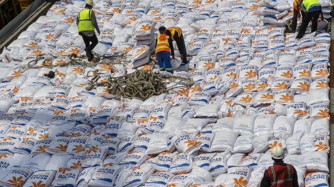 Pekerja menurunkan beras impor asal Vietnam milik Perum Bulog di Pelabuhan Tanjung Priok, Jakarta, Jumat (16/12/2022). [ANTARA FOTO/Galih Pradipta].