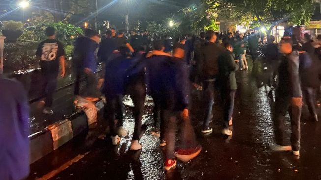 Tahan 31 Mahasiswa Pendemo KUHP di Bandung, Polisi Halang-halangi Akses Bantuan Hukum Sedari Subuh Tadi