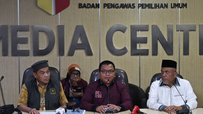 Ketua Tim Advokasi Hukum Partai Ummat Denny Indrayana (kedua kanan), Wakil Ketua Tim Advokasi Hukum Partai Ummat Herman Kadir (kanan), dan Ketua Advokasi DPP Partai Ummat Juju Purwantoro (kiri) menyampaikan keterangan kepada wartawan usai menyerahkan berkas permohonan penyelesaian sengketa proses Pemilu 2024 di Bawaslu, Jakarta, Jumat (16/12/2022).  ANTARA FOTO/Aditya Pradana Putra