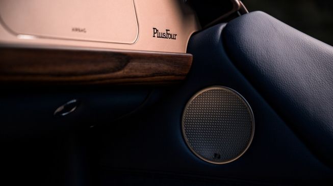 Loud speaker dan tweeter serta pendukung luaran suara prima dari Sennheiser untuk Morgan Plus Four [Morgan Motor Company].