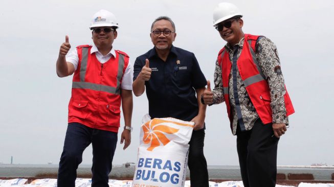 Menteri Perdagangan Zulkifli Hasan (tengah) bersama Direktur Utama Perum Bulog Budi Waseso (kanan) dan Kepala Badan Pangan Nasional Arief Prasetyo Adi (kiri) meninjau pembongkaran beras impor asal Vietnam milik Perum Bulog di Pelabuhan Tanjung Priok, Jakarta, Jumat (16/12/2022). [Dok Kemendag]
