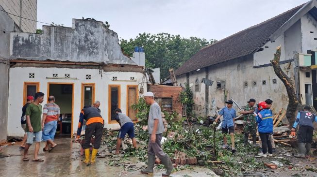 Atap Rumah Warga Malang Beterbangan Diterjang Hujan Angin Kencang