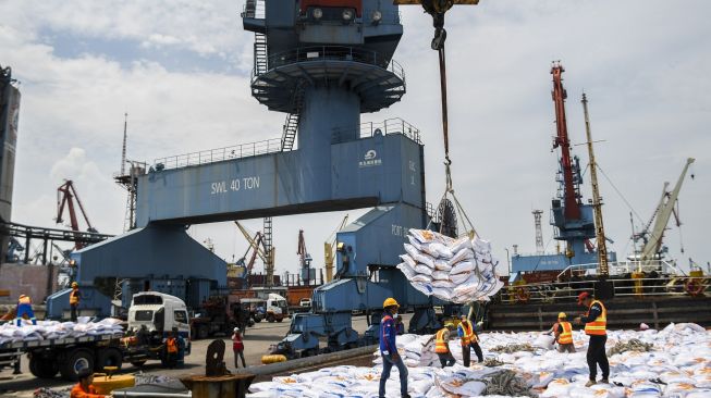 Pekerja menurunkan beras impor asal Vietnam milik Perum Bulog di Pelabuhan Tanjung Priok, Jakarta, Jumat (16/12/2022). [ANTARA FOTO/Galih Pradipta].