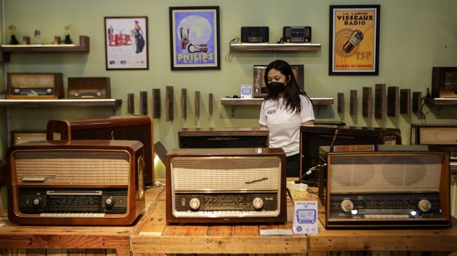 Pengunjung melihat radio retro yang dipamerkan pada Audio Fest 2022 di Alam Sutera, Kota Tangerang, Banten, Jumat (16/12/2022). ANTARA FOTO/Fauzan
