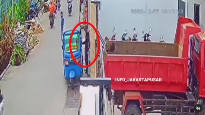 Terekam CCTV! Begini Detik-detik Malika Diculik Seorang Pria Pakai Bajaj di Jakpus