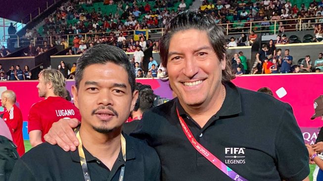 Striker legendaris Timnas Indonesia, Bambang Pamungkas, mendapat kesempatan bermain fun football bersama legenda sepak bola dunia di sela-sela Piala Dunia 2022 Qatar. [Twitter/@bepe20]