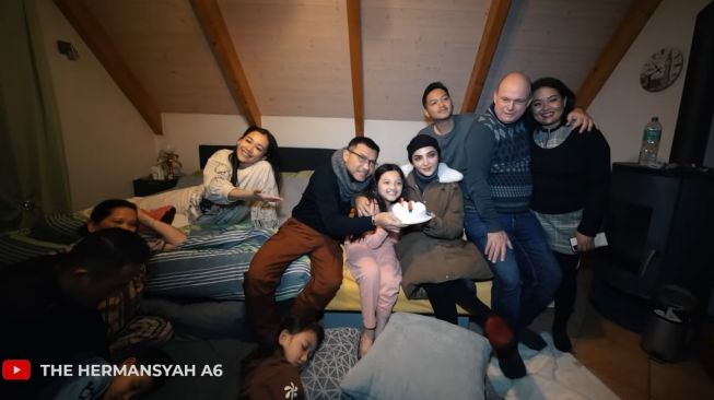 Potret ulang tahun Arsy Hermansyah di Jerman (YouTube/The Hermansyah A6)