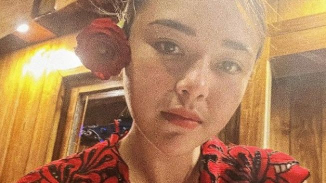 Amanda Manopo Bikin Status Masalah Kepercayaan dan Kebohongan, Arya Saloka Merespons?