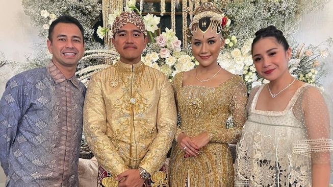 Baju kondangan artis tuai kritikan (Instagram/@raffinagita1717)