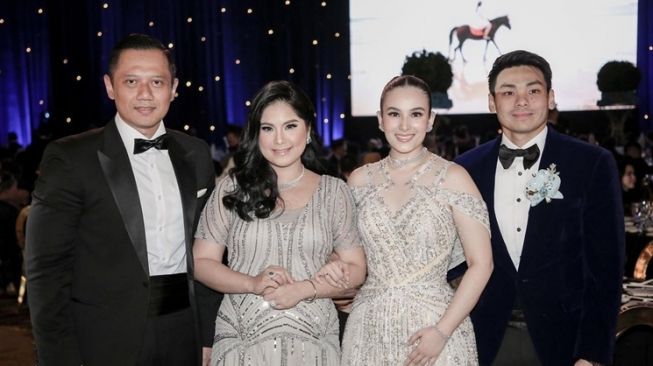 Baju kondangan artis tuai kritikan (Instagram/@agusyudhoyono)