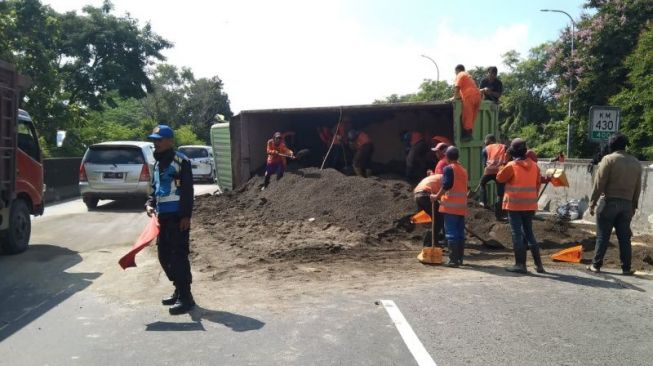 Terjadi Kemacetan Lalu-Lintas Arah Gerbang Tol Banyumanik Semarang, Penyebabnya Truk Pasir Terguling