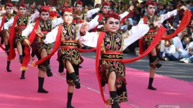 Sejumlah penari menampilkan Tari Remo saat Gebyar Tari Remo dan Festival Yosakoi di Jalan Tunjungan, Surabaya, Jawa Timur, Sabtu (20/7/2019). Sebagai ilustrasi (ANTARA FOTO/Didik Suhartono/wsj.) 