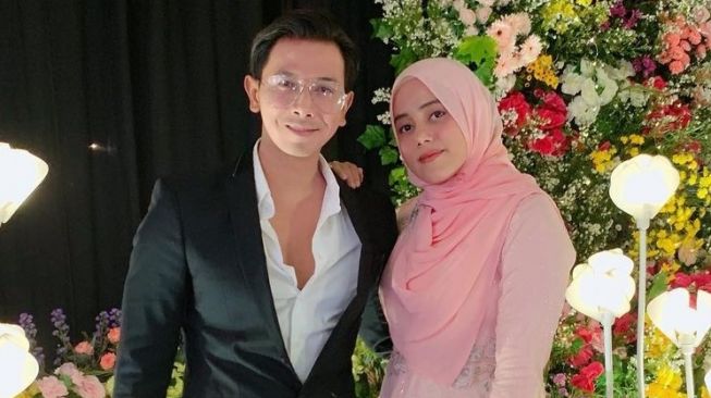 Baju kondangan artis tuai kritikan (Instagram/@fairuzarafiq)