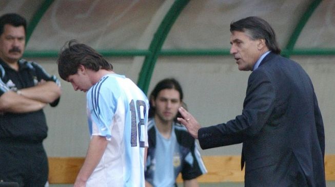 Pemain Timnas Argentina Lionel Messi (tengah) dihibur oleh pelatihnya Jose Pekerman (kanan) setelah menerima kartu merah di stadion Puskas di Budapest, 17 Agustus 2005 saat pertandingan persahabatan Argentina vs Hongaria. FOTO AFP ATTILA KISBENEDEK