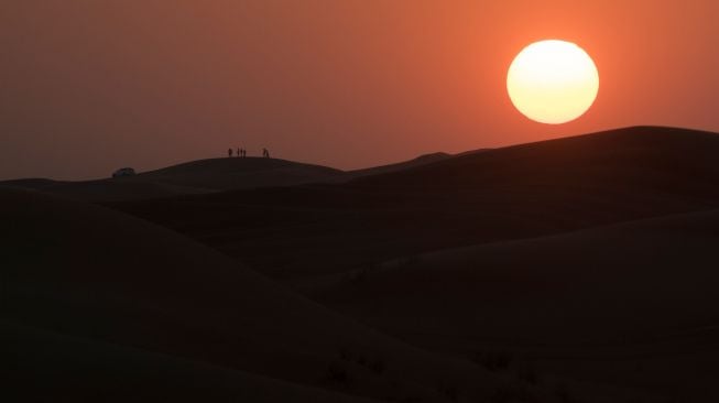 Wisatawan menyaksikan matahari tenggelam saat berwisata gurun pasir di Dubai, Uni Emirat Arab, Kamis (15/12/2022). [ANTARA FOTO/Wahyu Putro A/YU]