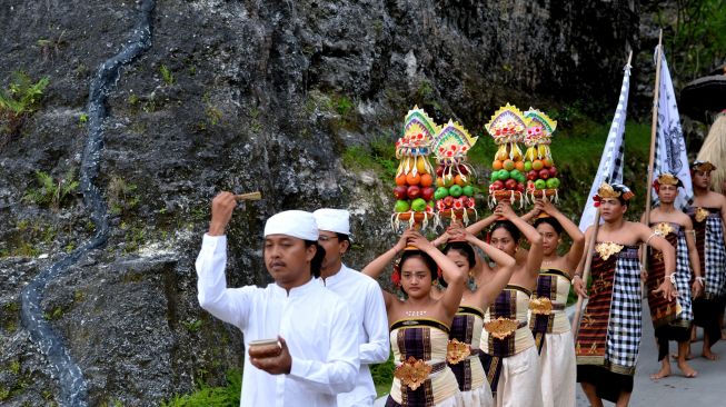 Sejumlah seniman tampil menghibur wisatawan di Garuda Wisnu Kencana (GWK) Cultural Park, Badung, Bali, Sabtu (17/12/2022). [ANTARA FOTO/Fikri Yusuf/hp]