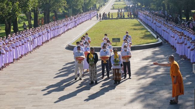 Calon Samanera (biksu Kecil) mengikuti ritual Pradaksina atau berjalan mengelilingi candi Borobudur dalam rangkaian upacara Pabbajja Samanera di kawasan wisata candi Borobudur, Magelang, Jateng, Sabtu (17/12/2022). [ANTARA FOTO/Anis Efizudin/rwa]