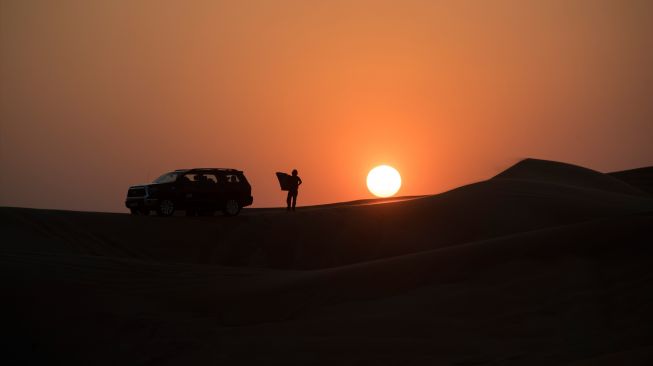 Jalan-jalan Sambil Melihat Indahnya Sunset di tengah Gurun Pasir Dubai