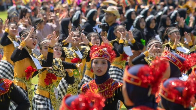 Peserta menarikan Tarian Nusantara Harmoni saat Jogja Menari II di Kawasan Candi Prambanan, Sleman, D.I Yogyakarta, Minggu (18/12/2022). [ANTARA FOTO/Andreas Fitri Atmoko/foc]