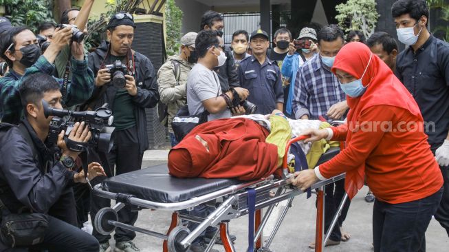 Tim dokter melakukan pemeriksaan medis terhadap peserta mogok makan di Komnas HAM, Jakarta Pusat, Minggu (18/12/2022). [Suara.com/Alfian Winanto]