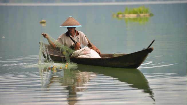 Nelayan mencari ikan di kawasan konservasi Wetland, Danau Maninjau, Jorong Tanjung Sani, Nagari Sungai Batang, Kabupaten Agam, Sumatera Barat, Sabtu (17/12/2022). [ANTARA FOTO/Iggoy el Fitra/rwa]