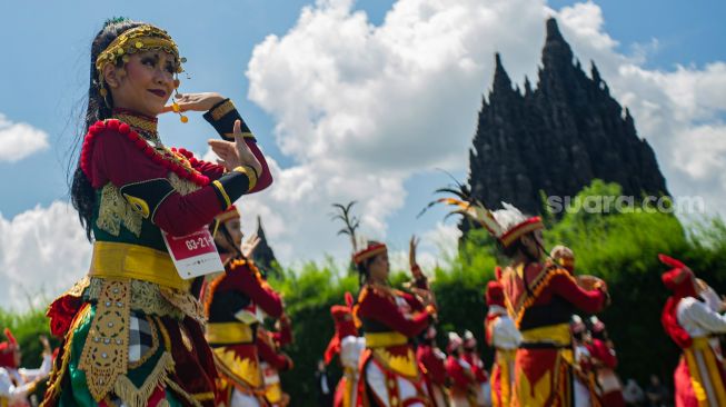 Peserta menarikan Tarian Nusantara Harmoni saat Jogja Menari II di Kawasan Candi Prambanan, Sleman, D.I Yogyakarta, Minggu (18/12/2022). [ANTARA FOTO/Andreas Fitri Atmoko/foc]