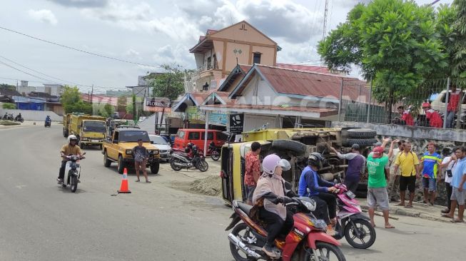 As Roda Patah, Truk Pengangkut Batu Koral Terbalik di Jalan Imam Bonjol Bontang