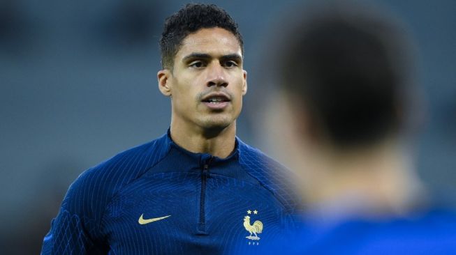 Bek Timnas Prancis, Raphael Varane melakoni sesi latihan jelang laga final Piala Dunia 2022 kontra Argentina di Qatar. [FRANCK FIFE / AFP]