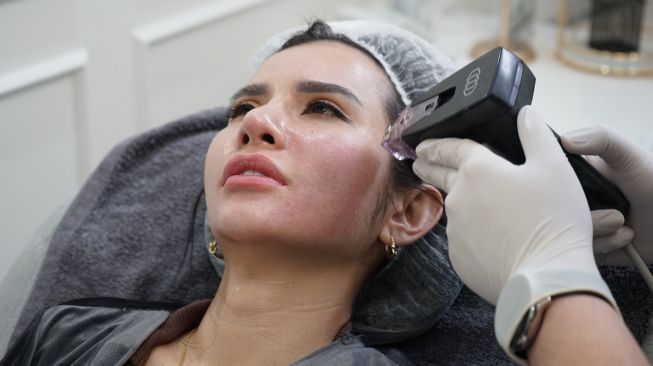 Maria Vania melakukan perawatan kecantikan di Klinik Dermapro Jakarta. [dokumentasi Dermapro]