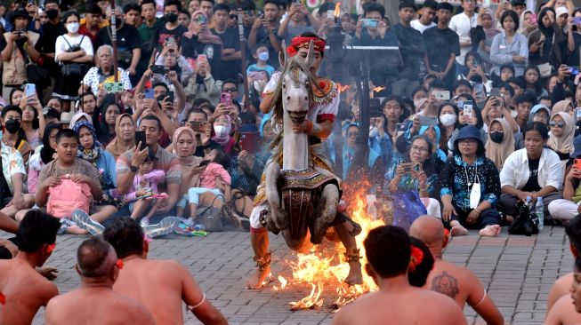 Sejumlah seniman tampil menghibur wisatawan di Garuda Wisnu Kencana (GWK) Cultural Park, Badung, Bali, Sabtu (17/12/2022). [ANTARA FOTO/Fikri Yusuf/hp]