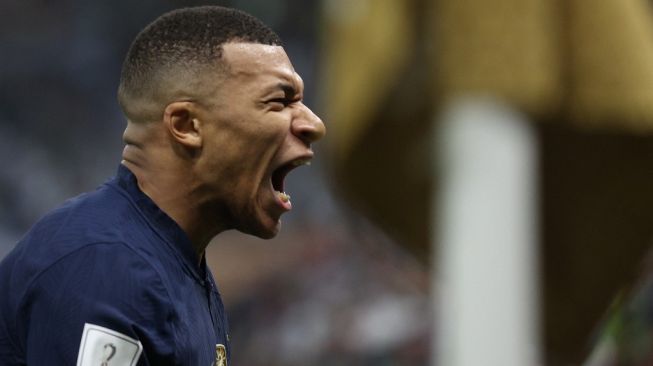 Penyerang Timnas Prancis, Kylian Mbappe melakukan selebrasi usai membobol gawang Argentina pada laga final Piala Dunia 2022 di Stadion Lusail, Qatar, Minggu (18/12/2022) malam WIB. [ADRIAN DENNIS / AFP]