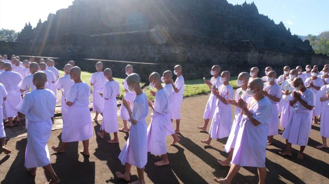 Calon Samanera (biksu Kecil) mengikuti ritual Pradaksina atau berjalan mengelilingi Candi Borobudur dalam rangkaian upacara Pabbajja Samanera di kawasan wisata Candi Borobudur, Magelang, Jateng, Sabtu (17/12/2022). [ANTARA FOTO/Anis Efizudin/rwa]