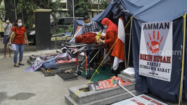 Tim dokter melakukan pemeriksaan medis terhadap peserta mogok makan di Komnas HAM, Jakarta Pusat, Minggu (18/12/2022). [Suara.com/Alfian Winanto]