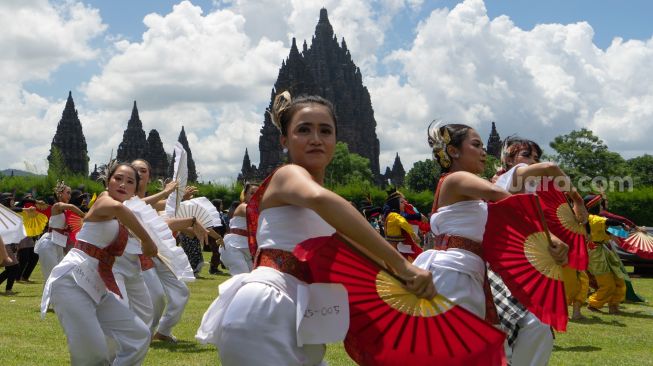 Peserta menarikan Tarian Nusantara Harmoni saat Jogja Menari II di Kawasan Candi Prambanan, Sleman, D.I Yogyakarta, Minggu (18/12/2022). [ANTARA FOTO/Andreas Fitri Atmoko/foc]