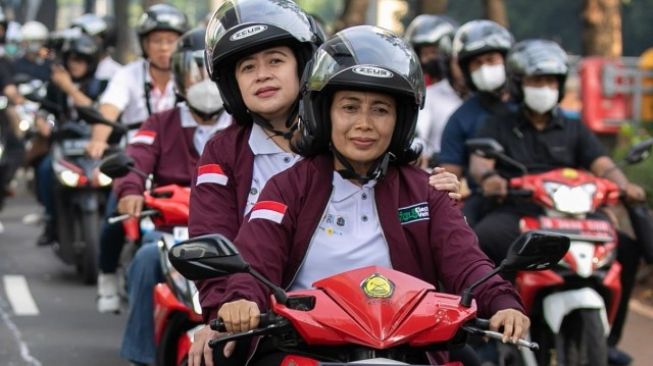 Berboncengan dengan Menteri PPPA, Puan Maharani Naik Motor Listrik ke GBK