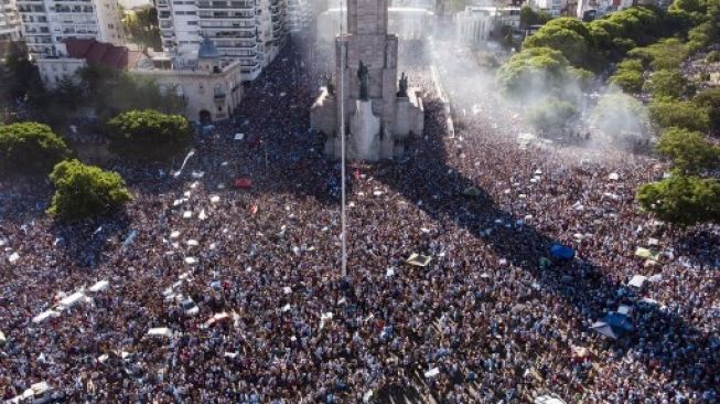 Warga di kota kelahiran Lionel Messi, Rosario berpesta usai Argentina juara Piala Dunia 2022. (Foto: AFP)