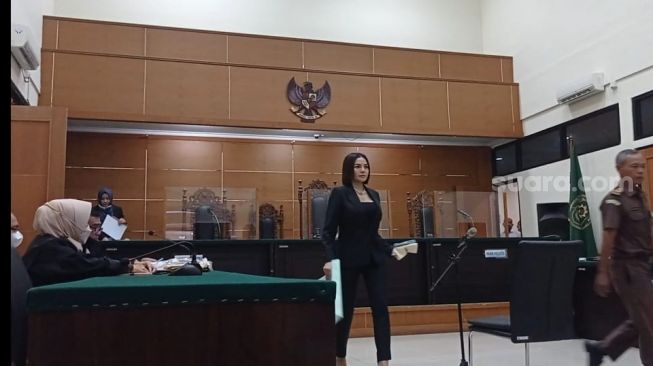 Nikita Mirzani di Pengadilan Negeri Serang. [Suara.com/Rena Pangesti]